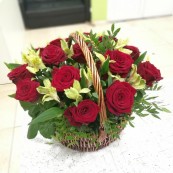 Корзина Розы с альстромериями