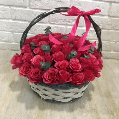 Корзина с малиновыми розами