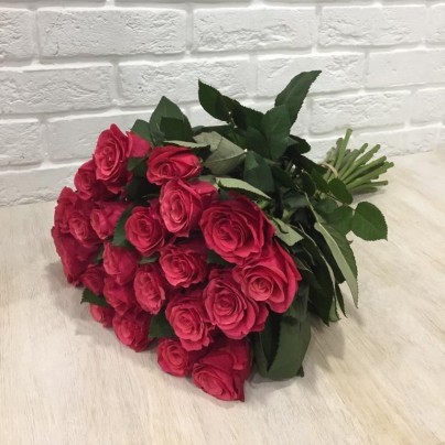 Букет малиновых роз
