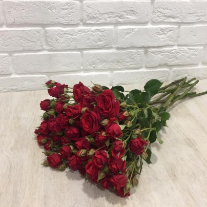 Букет красных кустовых роз