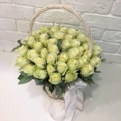 Корзина 51 белая роза с эвкалиптом