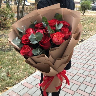 Букет роз Игуаза с эвкалиптом