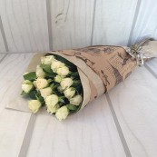 Букет 5 кустовых роз в крафте
