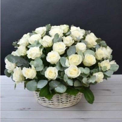 Корзина из 51 белой розы 